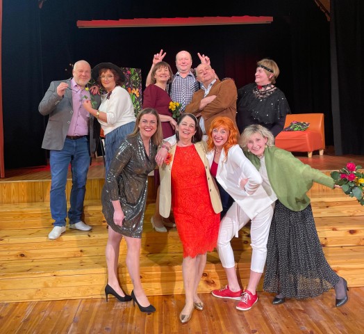 Amatierteātra aktieri izrādē "Savedējs"